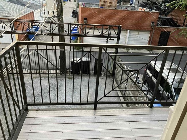 Building Photo - 612 S Western Ave