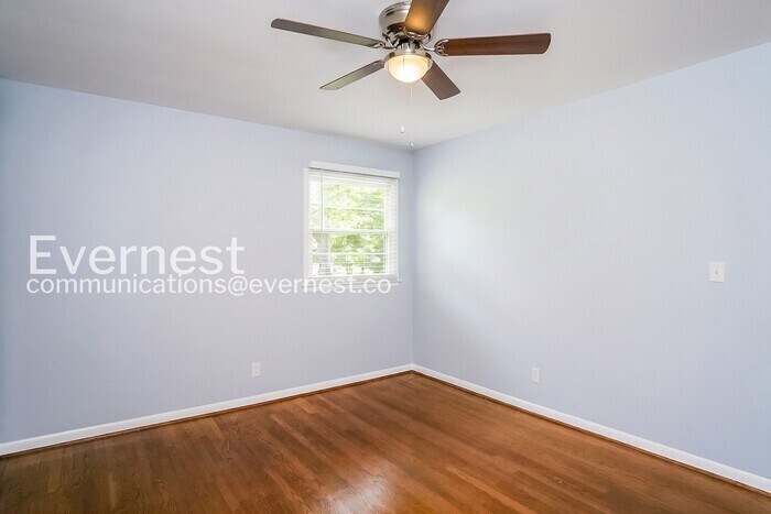 Building Photo - 4201 NW Kenwood Dr