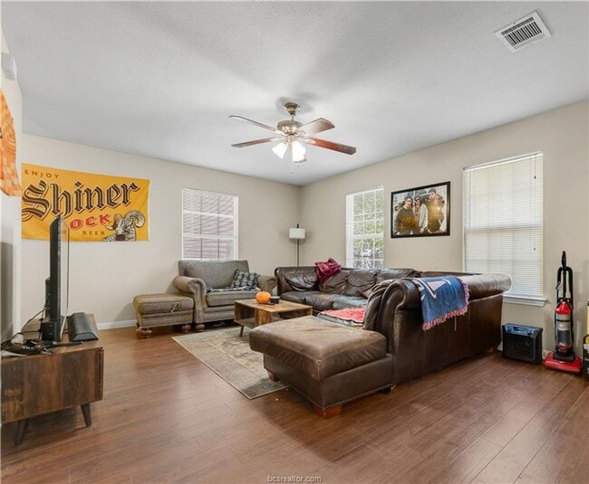 Building Photo - LOCATION!! LOCATION!! Walking Distance to ...