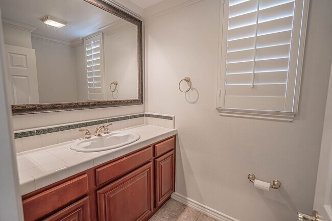 Building Photo - 4 Bedroom Home for Rent on the Lake at Bridgeport!