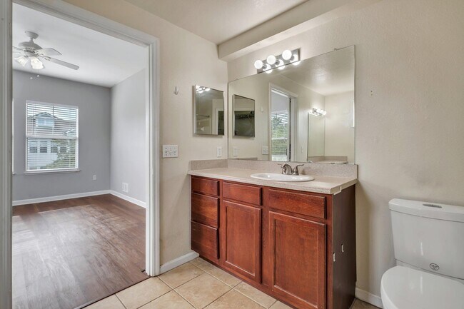 Building Photo - 2801 Chancellorsville Dr