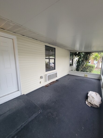Large screened in patio - 4079 E Michigan St