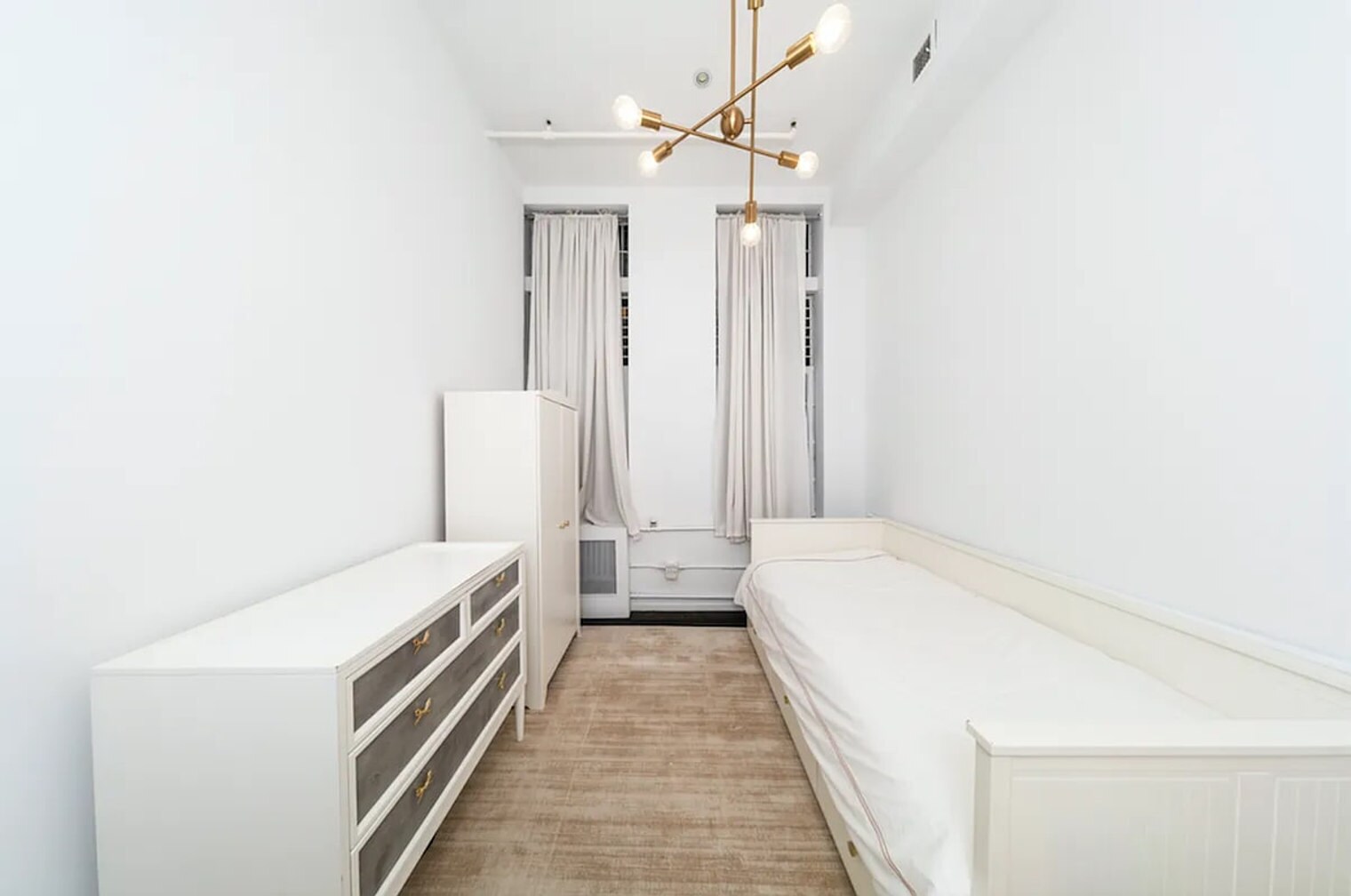 Building Photo - 20 E 17th St