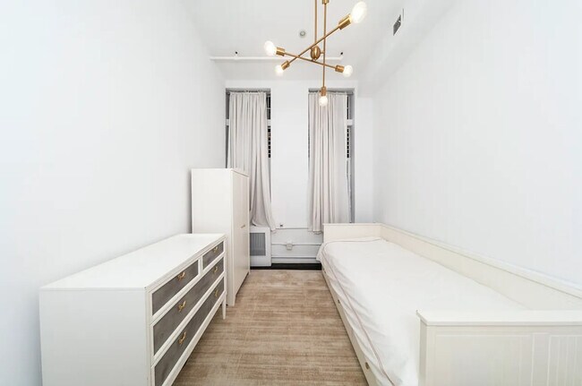 Building Photo - 20 E 17th St