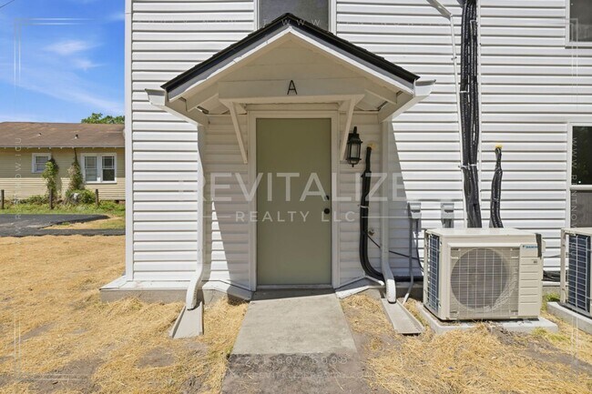 Building Photo - 377 Tuttle Ave