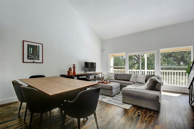 Building Photo - 1818 S Lakeshore Blvd