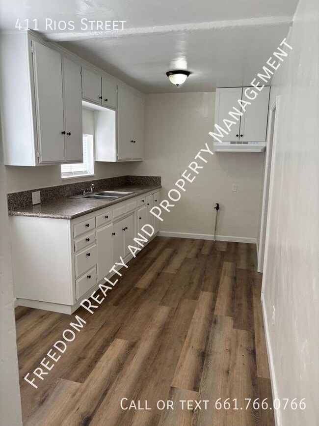 Building Photo - 411 Rios St