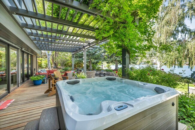 Building Photo - LAKEFRONT LUXURY ON LAKE STANLEY | FULLY FURNISHED + UTILITIES INCLUDED IN GUARDED LAKERIDGE SHORES