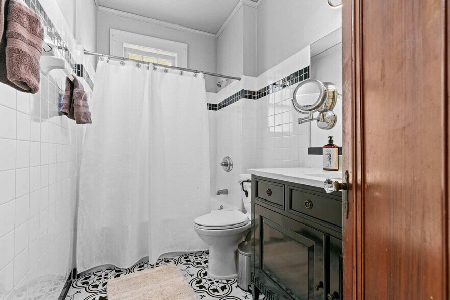 Building Photo - 204 NE 3rd Ave