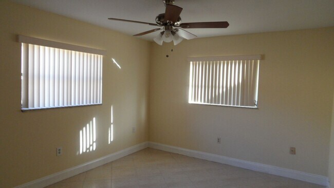 Building Photo - 3BED/2BATH house with Large fenced backyard and split floorplan!