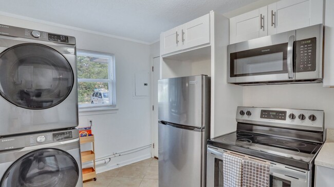 Building Photo - Beautifully renovated 2bed 1bath