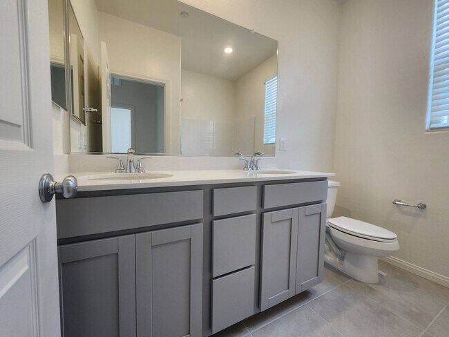 Building Photo - WOW Four Bedroom in North Summerlin!
