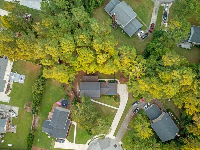 Building Photo - $300 off the first month's rent on a 12 month approved lease