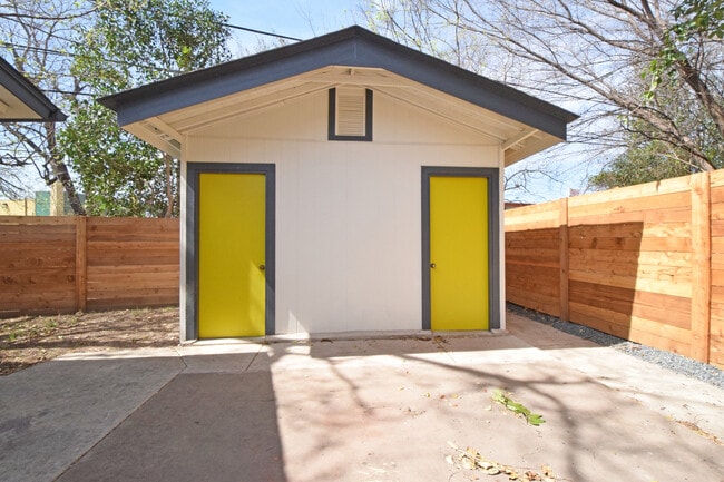 Building Photo - Brookside