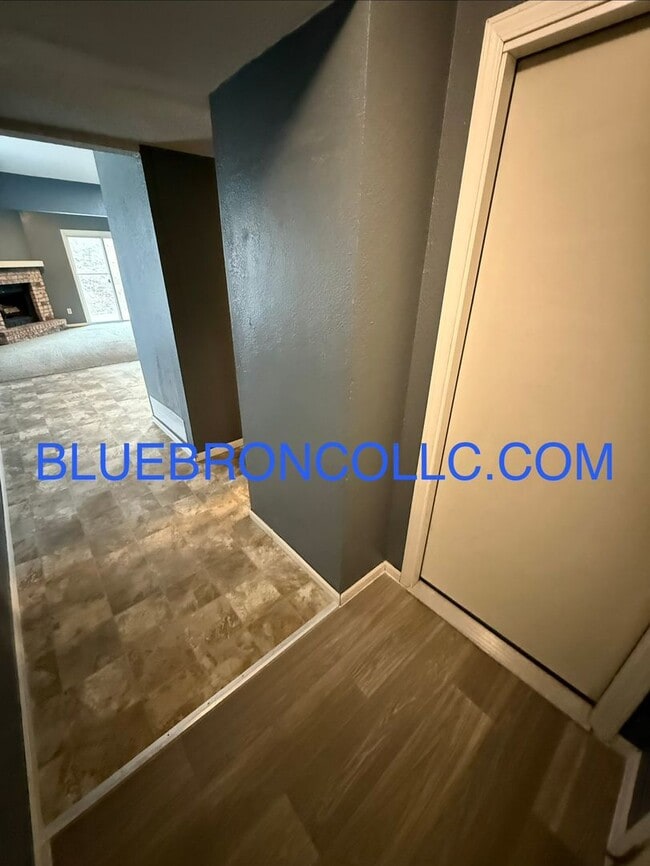 Building Photo - Updated unit with fresh paint and modern finishes!