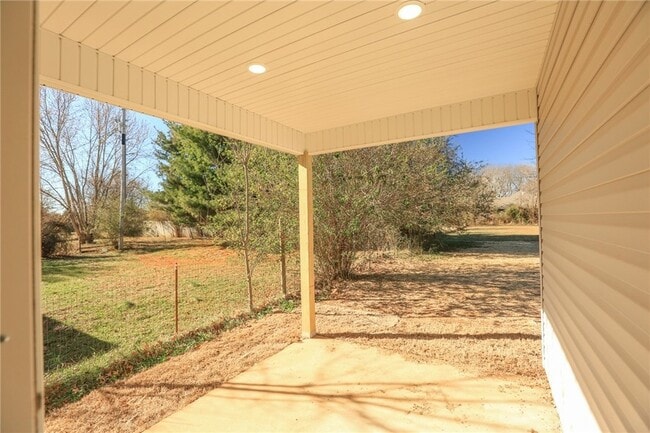 Building Photo - 655 N Genevieve Ave