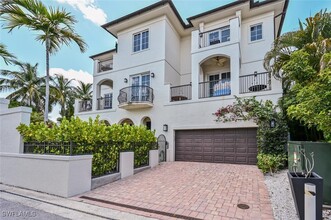 Building Photo - 433 5th St S