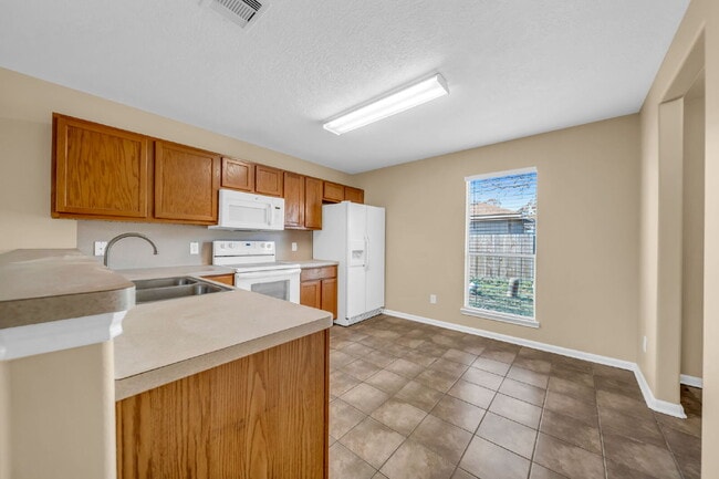 Building Photo - Charming single story 3-bedroom, 2-bath home nestled in a quiet, well-established neighborhood in...