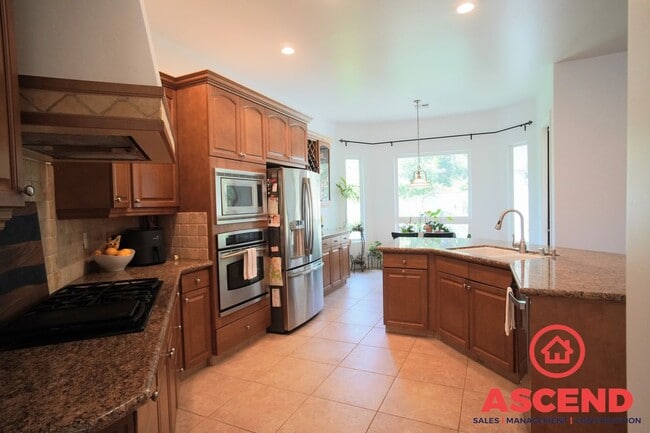 Building Photo - Elegant 3BD/2BA Home with Office Space in Bakersfield's Desirable 93312 — HOA Community, Gardener...
