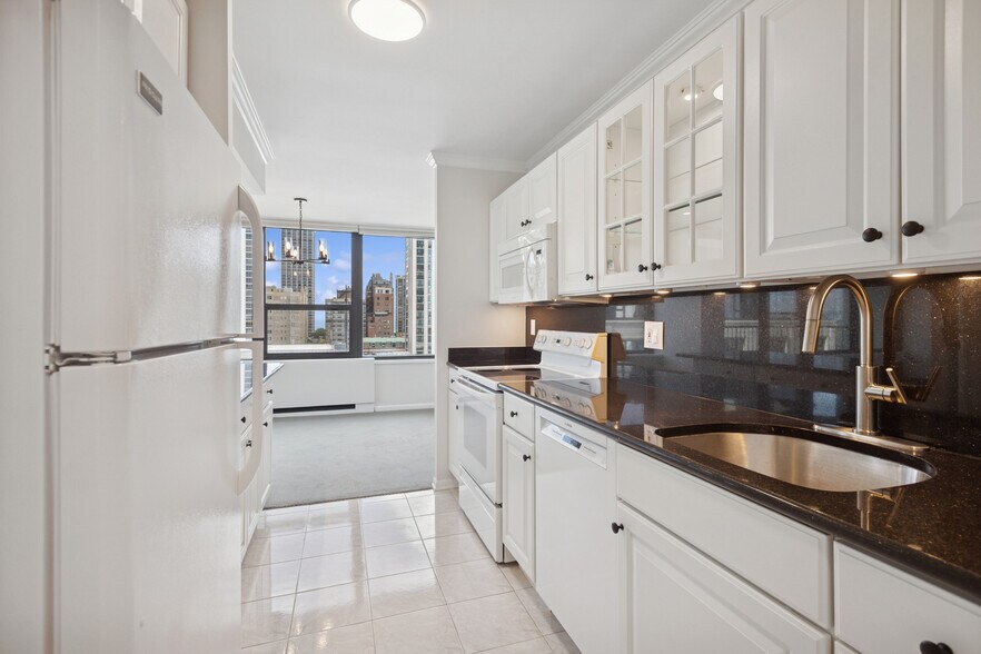 Building Photo - 1560 N Sandburg Ter