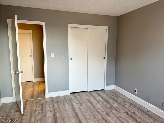 Building Photo - 11850 Edgewater Dr