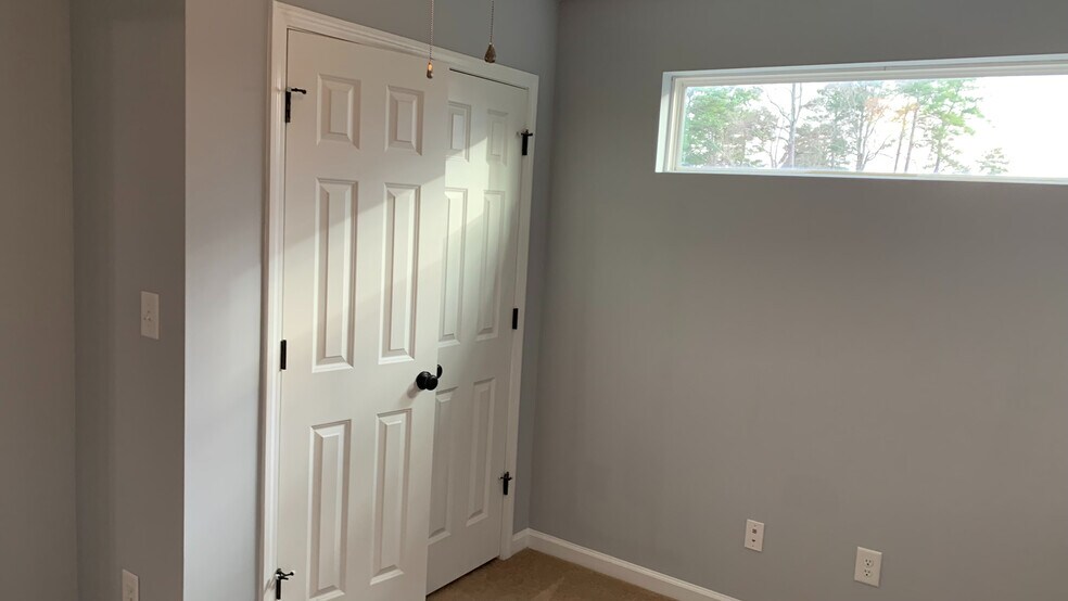Building Photo - Room in House on Pineland Cir