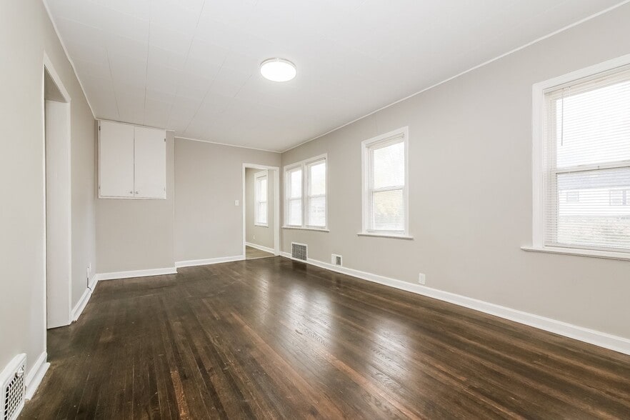 Building Photo - 2201 E 59th St