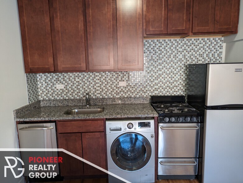 Building Photo - 560 W Arlington Pl