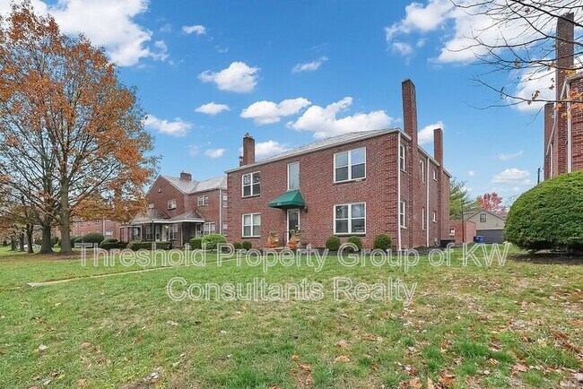 Building Photo - 851 Kenwick Rd