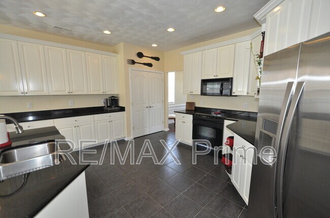 Building Photo - 1024 Long Beeches Ave