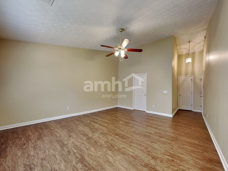 Building Photo - 3211 Deer Valley Dr NW