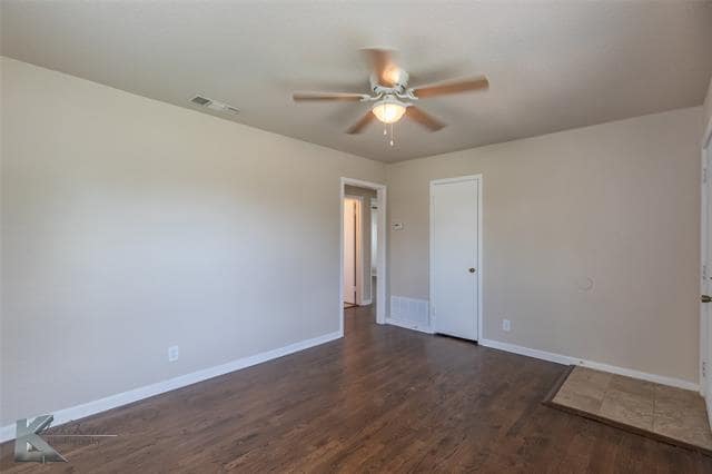 Building Photo - 1041 S Crockett Dr