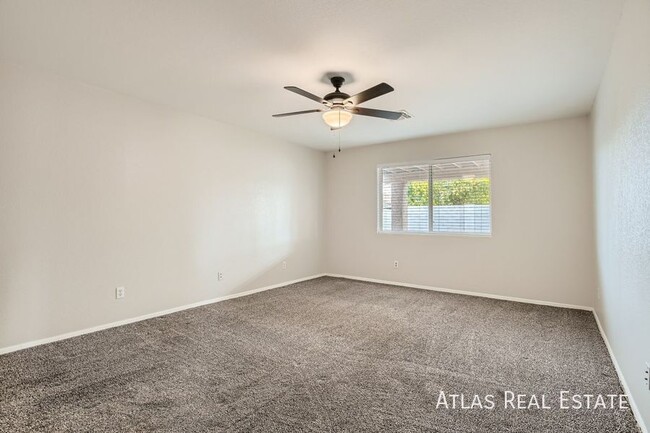 Building Photo - 3 bed 2 bath - Stainless Steel Appliances,...