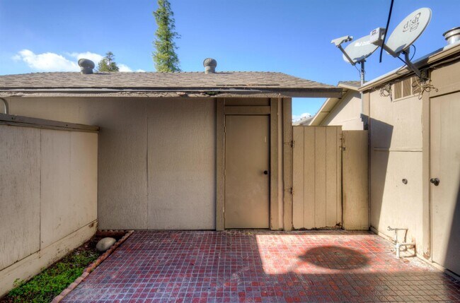 Building Photo - 4676 E Alamos Ave