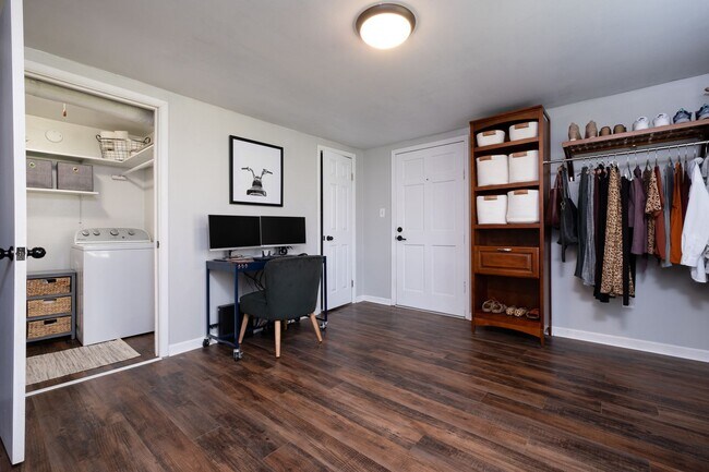 Building Photo - Updated 3-Bedroom Home with Fully Equipped Kitchen & Washer/Dryer in Great Neighborhood!