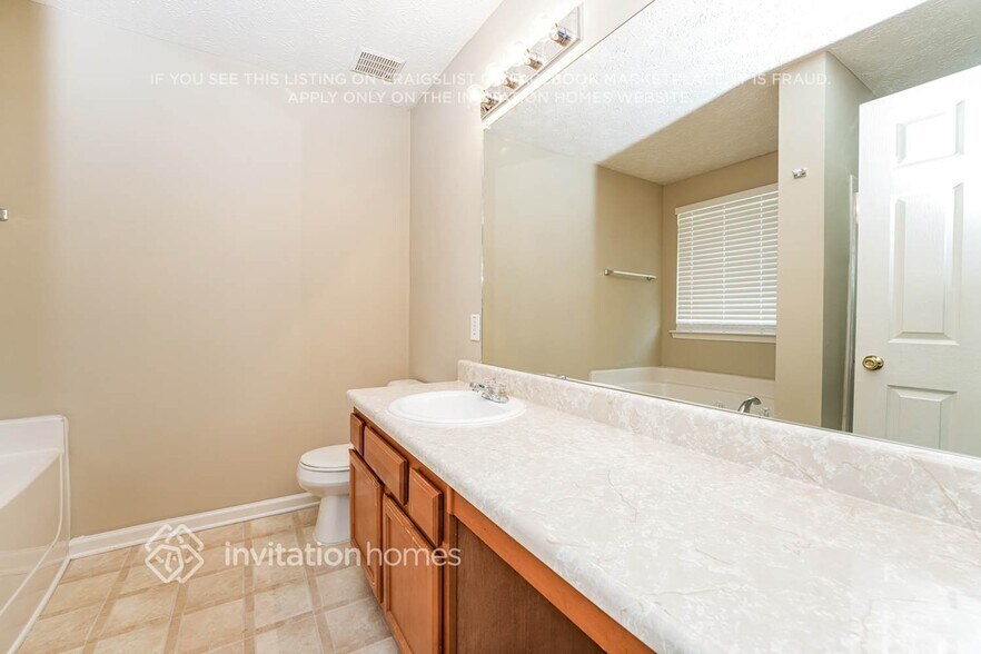 Building Photo - 1026 Hawthorn Ln