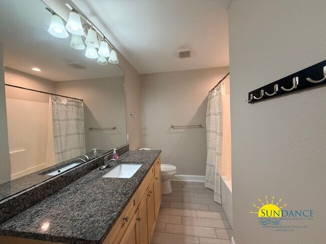 Building Photo - Beautiful 3-Bedroom Pool Home in Destin – Lawn & Pool Service Included!