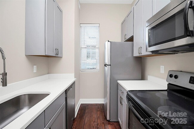 Building Photo - 2040 Atherton Heights Ln