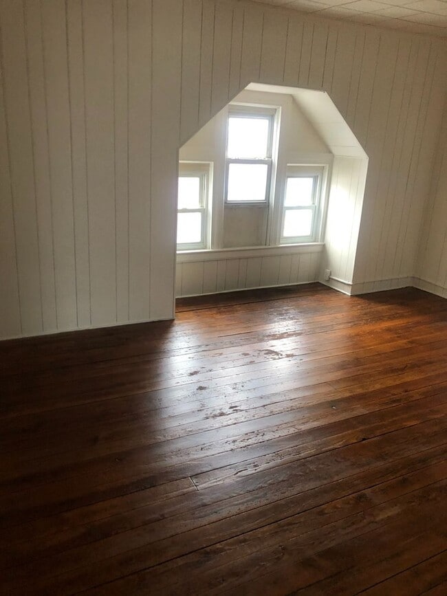 Building Photo - Coming Soon - 5 Bedroom 1 bath home - York...