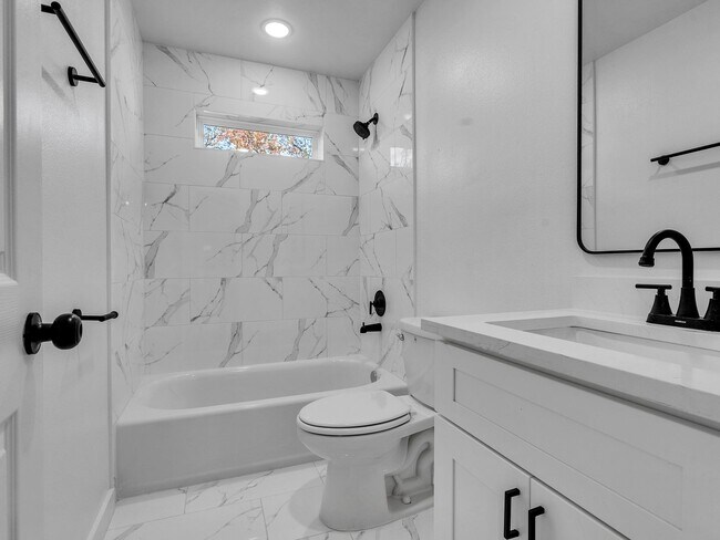 Building Photo - ? 3 Bed / 2.5 Bath Duplex – Spacious & Move-In Ready! ?