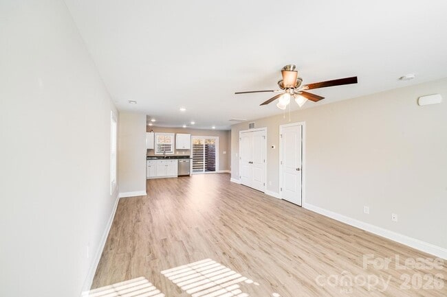 Building Photo - 604 W 8th St