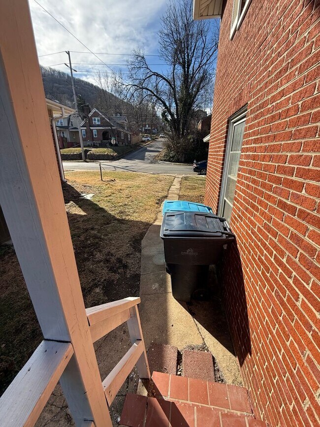 Building Photo - 524 Riverland Rd SE