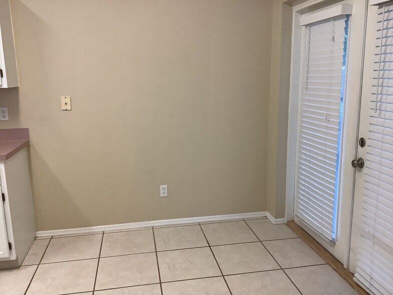 Building Photo - 2022 Blue Heron Dr