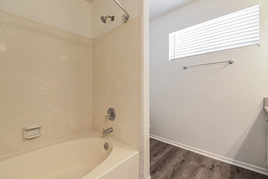 Building Photo - 1042 N Blackbird Dr
