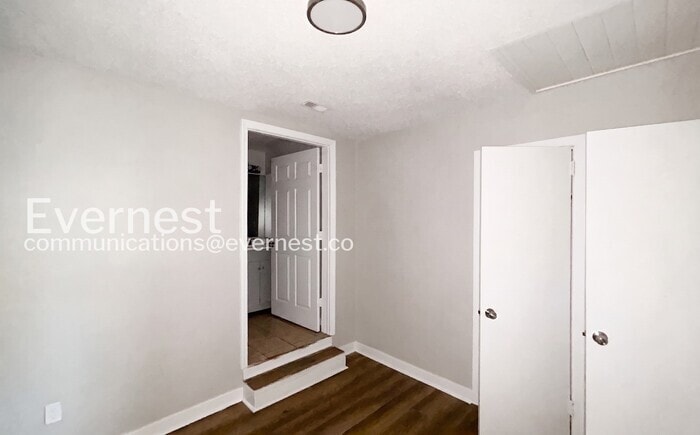 Building Photo - 907 Garywood Pl