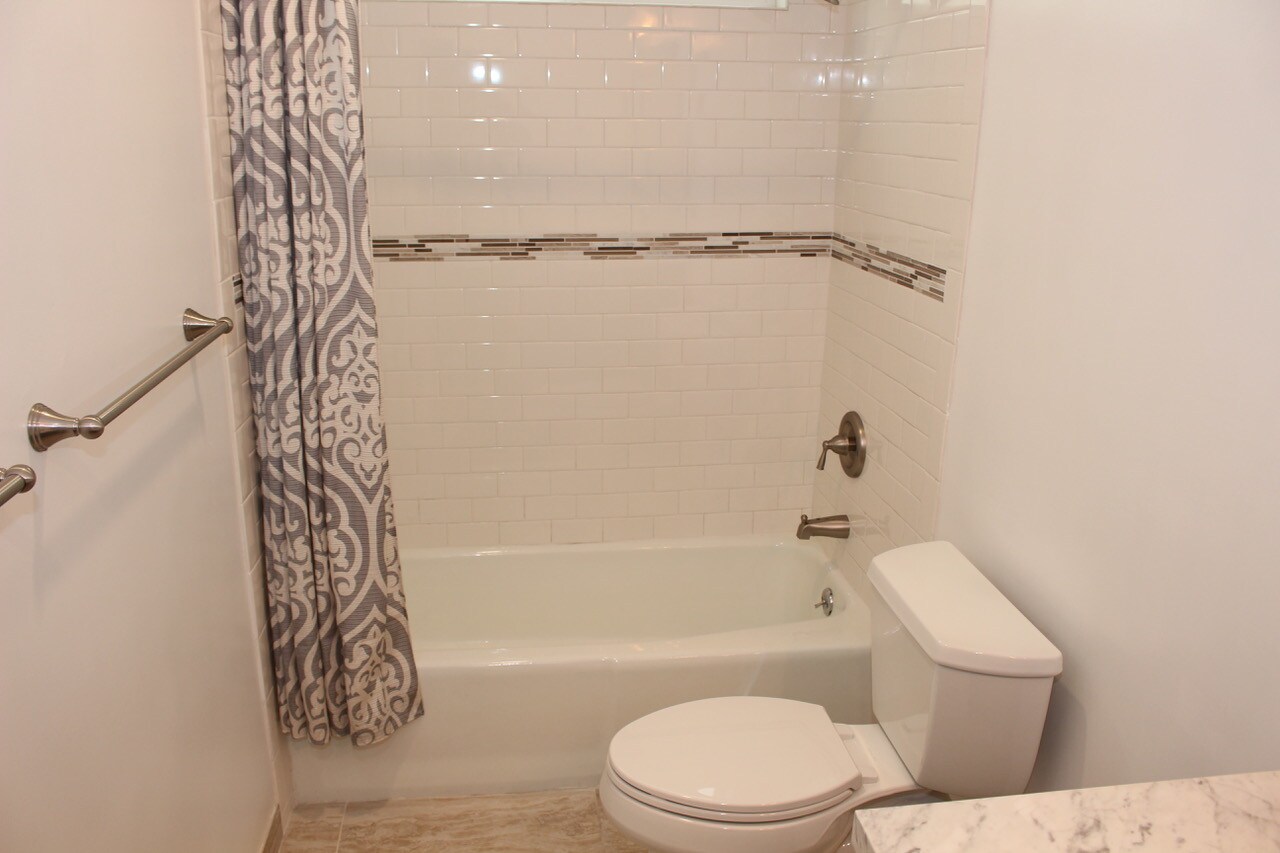 Full Bath - 9703 National Blvd