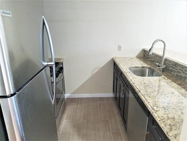 Building Photo - 468 E 141st St