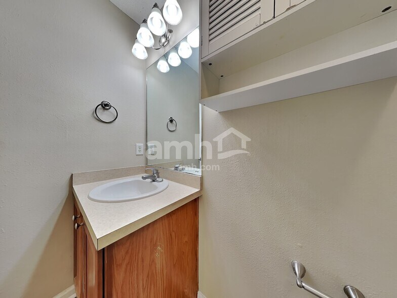 Building Photo - 1 Holly Springs Cir