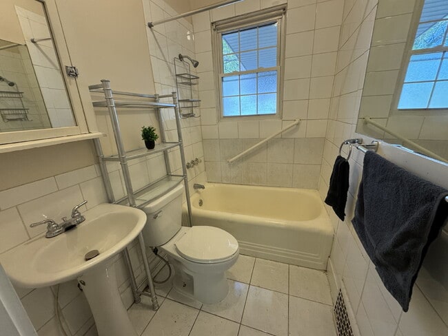 Building Photo - "Cozy 1-Bedroom Gem in Springfield's Heart – Your Perfect Urban Retreat!"