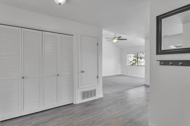 Building Photo - Upstairs Condo with Garage